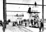 Ein besonderes Ereignis schien die Elektrifizierung dieser unbekannten Bahnstrecke in Böhmen zu sein. Die eingesetzten Turmwagen wie auch die Oberleitung wirken sehr improvisiert. (1911) <i>Foto: RVM-Archiv</i>