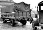 Zustellung eines Zweiwegefahrzeugs im Haus-Haus-Verkehr. Der von der Waggonfabrik Uerdingen gebaute Owp 175-Wagen, der einen Pritschenaufbau ähnlich eines Omm52-Wagens besaß, konnte wahlweise mit Schienen- oder Straßenrädern ausgerüstet werden. (1955) <i>Foto: Below</i>