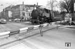 Über den Bahnübergang an der Frankfurter Straße fährt 86 385 mit einer Übergabefahrt aus Lich (Oberhess) in den Gießener Bahnhof ein. (09.03.1963) <i>Foto: Karl-Ernst Maedel</i>