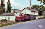 Im Bahnhof Regensburg-Kalkwerke ist von dem Güterzug aus Wörth nur noch die Zuglok V 29 951 und der Bremswagen "Reg 9901" übrig geblieben. Der Zug befindet sich vor dem Empfangsgebäude des Bahnhofs. (05.1964) <i>Foto: Gerhard Karl</i>