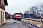 In der trüben Vorweihnachtszeit des Jahrs 1965 wartet V 29 951 mit Gz 8493 nach Wörth an der Laderampe im Bahnhof Donaustauf. Gut zu erkennen ist die Ladebühne von der Rampe in den Wagen.  (21.12.1965) <i>Foto: Gerhard Karl</i>
