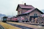 Der Güterzug 8493 nach Wörth hat den Bahnhof Sulzbach (Donau) erreicht, wo wiederum der Umschlag von Stückgut aus den beiden schmalspurigen GGw-Wagen begonnen hat. Die Stückgutbeförderung wird drei Monate später enden. Am 31. Dezember 1968 fuhr auf der Walhallabahn der letzte Güterzug. Die Bahn hatte endgültig gegen den Lkw verloren. (21.12.1965) <i>Foto: Gerhard Karl</i>
