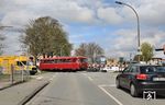 798 677 überquert als Sonderzug der Dortmunder Eisenbahn zum "Tag der Logistik" die Lindenhorster Straße in Dortmund-Fredenbaum. (20.04.2023) <i>Foto: Uwe Meiß</i>