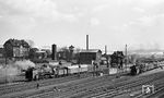 Ein schöner Blick von der Bahnhofsstraße auf die Nordausfahrt des Bahnhofs Bebra. Links rangiert 01 120 (Bw Erfurt), rechts steht 01 1097 aus Kassel. Dazwischen steht das Stellwerk "Bwf" aus dem Jahr 1932, das 1975 außer Betrieb ging. Dahinter befinden sich die damals umfangreichen Anlagen des Bahnbetriebwerks. (18.03.1962) <i>Foto: Karl Wyrsch, Slg. D. Ammann</i>