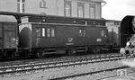 Der Post3 Oberlichtwagen "1568 Dre" der Deutschen Post der DDR im Bahnhof Bebra. Rechts schiebt sich 01 184 ins Bild. (18.03.1962) <i>Foto: Karl Wyrsch, Slg. D. Ammann</i>
