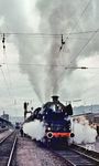 Wie so häufig bei Sonderfahrten, fand die der 18 323 von Frankfurt/M nach Nürnberg am nächsten Tag auch bei unterirdischem Wetter statt. Daher gibt es nur eine Pflichtaufnahme in Würzburg Hbf. (22.10.1967) <i>Foto: Theodor Horn</i>