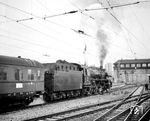 39 058 verlässt im Weihnachtsverkehr 1965 mit dem Schnellzug D 534 nach Milano C den Stuttgarter Hauptbahnhof. (23.12.1965) <i>Foto: Jörg Schulze</i>