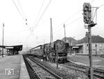 01 181 (Bw Nürnberg Hbf) ist mit dem E 575 nach Hof in Stuttgart-Bad Cannstatt eingetroffen, wo der Zug von 12.02 Uhr bis 12.03 Uhr einen planmäßigen Aufenthalt hatte. (23.12.1965) <i>Foto: Jörg Schulze</i>