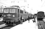 Reger Reisendenverkehr am D 82 "Alpen-Express" in Innsbruck Hbf. Die noch neue ÖBB 1110.08 (SGP/Elin, Fabrik-Nr. 56251/1958) wird den Zug über den Brenner bringen und wartet noch auf die Vorspannlok. (05.10.1958) <i>Foto: Winfried Gronwald</i>
