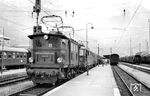 ÖBB 1145.09, ein Oldtimer aus dem Jahr 1931 wurde in Innsbruck auserkoren, den D 82 "Alpen-Express" (Kopenhagen - Rom) zusammen mit ÖBB 1110.08 über die Brennerbahn bis zum Grenzbahnhof Brenner/Brennero zu bringen. (05.10.1958) <i>Foto: Winfried Gronwald</i>