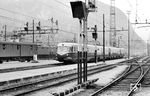 FS 442/448 fährt als TEE 394 "Mediolanum" nach München Hbf in Bozen (Bolzano) ein. Die Triebwagen der Baureihen ALn 442 und 448, ursprünglich TEE 442 und 448, der italienischen Ferrovie dello Stato (FS) waren leichte Doppel-Dieseltriebwagen mit 100 Sitzplätzen, die von Breda für den Einsatz in Trans-Europ-Express-Zügen gebaut wurden. Die Züge konnten aber schon bald nicht mehr im internationalen Verkehr eingesetzt werden, weil sie – auch wenn sie in Doppeltraktion verkehrten – zu wenig Platz boten und aufgrund der fehlenden Klimaanlage im Sommer bei den Fahrgästen unbeliebt waren. Sie wurden deshalb durch lokbespannte Züge bzw. beim "Mediolanum" durch die DB-Baureihe VT 11.5 abgelöst. (27.03.1959) <i>Foto: Winfried Gronwald</i>