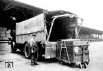 Für das Ausladen von Kleinbehältern vom Lkw wurde dieses Verfahren mit einer handbediente Ladeschwinge entwickelt. Die Vorgehensweise, die die Zustellung beim Empfänger erleichtern sollte, wurde an der Güterabfertigung Hagen Hbf vom Fotografen der RBD Wuppertal dokumentiert.  (1934) <i>Foto: RBD Wuppertal (Eckler)</i>