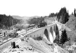 Sanierung der Wertachbrücke Maria Rain zwischen Nesselwang und Oy-Mittelberg. Zum Einsatz kamen u.a zwei Kemptener 64er. (1955) <i>Foto: BD Augsburg (Ansmann)</i>