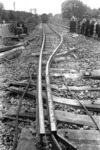 Spuren der Verwüstung nach einem Achsbruch eines Güterwagens auf der Rollbahn bei Belm. (1958) <i>Foto: Quebe</i>