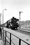 41 116 (Bw Kassel) fährt mit einem Güterzug durch den Haltepunkt Friedelhausen nordwärts. (09.06.1962) <i>Foto: Karl-Ernst Maedel</i>