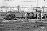 Am Bahnsteig in Paris Nord ergänzt SNCF 141 TC 50 (SFB, Baujahr 1934) ihre Wasservorräte. Interessant ist auch der mehrfach gekrümmte Gelenk-Wasserkran. (21.05.1969) <i>Foto: Wolfgang Bügel</i>