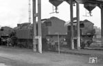 SNCF 141 TC 5 und 141 TC 1 im Depot Joncherolles. Das Depot war ursprünglich eine Einrichtung der Compagnie du Nord und lag 8 km vom Gare du Nord entfernt. Es wurde 1934 in Villetaneuse in Betrieb genommen, um die Dampflokomotiven des Pariser Nahverkehrs zu warten und zu verwalten. Nach der Elektrifizierung der Pariser Vorortbahnen nutzte die SNCF das Depot ab 1970 nicht mehr und ließ die Dampflokanlagen Ende 1983 abreißen. (19.05.1969) <i>Foto: Wolfgang Bügel</i>