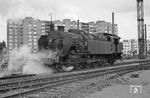 SNCF 141 TC 2 (Hellemmes, Baujahr 1933) rückt aus dem Depot Joncherolles zum Bahnhof Gare du Nord aus. (19.05.1969) <i>Foto: Wolfgang Bügel</i>