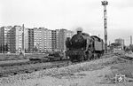 Nach Dienstschluss rückt SNCF 141 TC 41 (ANF, Baujahr 1934) in das Depot Joncherolles ein. In den Häusern im Hintergrund an der Rue Eugène Hénaff im Pariser Stadteil Saint-Denis waren einst die Eisenbahnerfamilien untergebracht.  (19.05.1969) <i>Foto: Wolfgang Bügel</i>