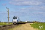Auch die einzige Konkurrenz zum DB-Sylt Shuttle, die amerikanische Railroad Development Corporation (RDC), ist weiterhin über den Hindenburgdamm unterwegs. RDC 247 908 wird mit DPF 28909 aus Westerland (Sylt) ein Kreuzungshalt im Betriebsbahnhof Lehnshallig signalisiert. (30.04.2023) <i>Foto: Thorsten Eichhorn</i>