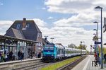 245 215 fährt mit RE 11008 von Hamburg-Altona nach Westerland (Sylt) in den Bahnhof Klanxbüll ein.  (30.04.2023) <i>Foto: Thorsten Eichhorn</i>