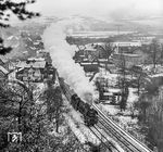 01 0508 (Bw Saalfeld/Saale) dampft mit dem D 504 nach Berlin durch das winterliche Saaletal bei Saalfeld-Remschütz. (05.01.1980) <i>Foto: Joachim Schmidt</i>