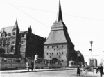 Straßenbahnen vor dem zwischen 1574 und 1577 im Renaissance-Baustil errichteten Steintor im Süden der historischen Rostocker Stadtbefestigung.  (08.04.1962) <i>Foto: Pressefoto ACME</i>