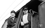 Das Laudaer Lokpersonal Heizer Erwin Weinmann (am Fenster) und Lokführer Stefan Renk warten auf der Ulmer 003 168 in Backnang auf die Übernahme des E 1879. (31.05.1971) <i>Foto: Burkhard Wollny</i>