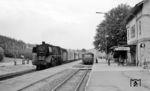 003 248 ist pünktlich um 18.38 Uhr mit E 1879 in Sulzbach (Murr) eingefahren. Dort wartet ein 795 als Nt 3774 die Zugkreuzung ab. (15.05.1971) <i>Foto: Burkhard Wollny</i>