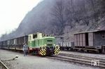 Lok D1 wartet vor einem leeren Güterzug nach Brenk im Bahnhof Brohl BE. (09.03.1966) <i>Foto: Gerhard Karl</i>