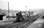 01 078 (Bw Gießen) fährt mit E 1794 (Siegen - Frankfurt/M) in Bad Vilbel Süd ein. (15.04.1963) <i>Foto: Karl-Ernst Maedel</i>