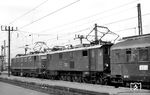 Zwei Generationen von Elektroloks in München Hbf gemeinsam an einem Zug: Vorspannlok E 41 052 (Baujahr 1958) vor E 32 16 (Baujahr 1925). (1962) <i>Foto: Kurt Müller</i>