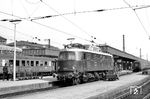 Bis zum Erscheinen der Baureihe E 03 (103) war die E 19 die stärkste und schnellste E-Lok der DB. Obwohl ihre Höchstgeschwindigkeit nach dem Krieg von 180 km/h auf 140 km/h reduziert worden war, blieb sie für den hochwertigen Schnellzugdienst unentbehrlich. So ist es wenig verwunderlich, dass sie sich hier in Nürnberg Hbf bereit macht, den F 38 "Hans Sachs" nach München zu übernehmen. (04.1963) <i>Foto: Kurt Müller</i>