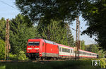 101 117 mit dem umgeleiteten IC 119 (Dortmund - Innsbruck) bei Solingen-Ohligs. (25.05.2023) <i>Foto: Joachim Bügel</i>