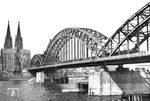 01 1092 vom Bw Hagen-Eckesey überquert die wieder aufgebaute Hohenzollernbrücke mit dem D 31 nach Braunschweig. (1949) <i>Foto: Fischer</i>