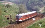 613 607 als Nt 5926 hinter dem Naenser Tunnel. Das Vorsignal gehört zum Einfahrsignal in Naensen. (12.05.1985) <i>Foto: Dorothee Hager</i>