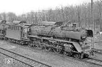 Auch die ehemalige Mönchengladbacher 03 077 fand im Güterzug-Bw Gremberg keine Verwendung mehr. Bereits am 31. März 1969 abgestellt, kam die Lok später zum Schrottplatz Hohenbudberg und wurde am 17.07.1969 ausgemustert. (01.05.1969) <i>Foto: Wolfgang Bügel</i>