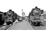 Im Bahnhof Gießen begegnen sich der D 74 (Hamburg-Altona - Basel SBB) mit der Kasselaner 01 1077 und der D 84 (Oberhausen - Frankfurt/M) mit der in Gießen beheimateten 01 147. (12.05.1962) <i>Foto: Gerhard Moll</i>