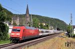 Am 10. Juni 2023 endete die Ära des lokbespannten IC 118/119 "Bodensee" zwischen Dortmund und Innsbruck. Er gehörte zu einem der letzten Fernzüge, die ohne Steuerwagen im IC-System unterwegs waren. Zum Einsatz kommt nun ein siebenteiliger ICE 4. Einen der letzten Einsätze als lokbespannten Zug beförderte 101 033 in Brohl am Rhein. (03.06.2023) <i>Foto: Zeno Pillmann</i>