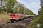 155 124 der Leipziger DampfKultur (LDK) mit einem Kesselwagenzug von Bad Schandau nach Hamburg bei Machern, östlich von Leipzig. (01.05.2023) <i>Foto: Ralf Opalka</i>