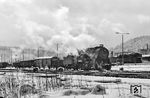 58 1562 stellt im Bahnhof Aue (Sachs) einen Güterzug nach Zwickau (Sachs) zusammen.  (25.03.1975) <i>Foto: Joachim Schmidt</i>
