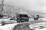 In der Vorosterwoche 1975 sorgte ein Wintereinbruch nochmals für Schnee im Erzgebirge. 86 1615 wurde in der Bw-Zufahrt im Bahnhof Aue (Sachs) in der weißen Pracht erwischt. (25.03.1975) <i>Foto: Joachim Schmidt</i>