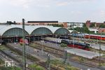 012 104 verlässt mit dem zweiten Probezug Dbz 82073 nach Grevenbroich den Mönchengladbacher Hauptbahnhof. Murphy konnte es sich natürlich nicht nehmen lassen, die passende Fotowolke vor die Sonne zu schieben. (09.06.2023) <i>Foto: Joachim Bügel</i>