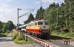 E 10 1309 der TRI Train Rental überführt einige Wagen als DLr 98529 von Köln Bbf nach Dortmund-Eving am Bü Wilzhauser Weg in Solingen-Ohligs. (12.06.2023) <i>Foto: Joachim Bügel</i>