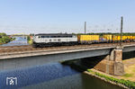 NeSA 218 468 überquert mit dem Speno-Schienschleifzug DGS 59759 nach Denzlingen die Ruhr bei Duisburg-Kaiserberg. Im Hintergrund ist die 1997 eröffnete Aakerfährbrücke zu sehen, die die Duisburger Stadtteile Duissern und Meiderich verbindet.  (13.06.2023) <i>Foto: Joachim Bügel</i>