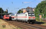 In Wuppertal-Steinbeck begegnen sich 146 557 mit IC 2563 nach Bielefeld und 185 099 mit EZ 51274 nach Gremberg. (14.06.2023) <i>Foto: Wolfgang Bügel</i>