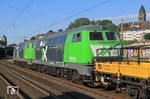 Mit dem Verkauf der DB 218 461 und 218 457 erhielten die beiden Loks 2021 das grau/grüne Farbkleid des neuen Besitzers AIXRail aus Aachen. Hier sind beide Loks in Wuppertal-Steinbeck unterwegs. (14.06.2023) <i>Foto: Wolfgang Bügel</i>