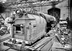 Blick in die Montagehalle der Wiener Lokomotivfabrik AG in Wien-Floridsdorf (WLF), wo gerade ein Brotankessel für die Baureihe 42 fertiggestellt wurde.  (1943) <i>Foto: Werkfoto</i>