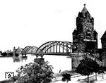 Die Kaiserbrücke (offizieller Name heute: Nordbrücke) wurde am 01. Mai 1904 eingeweiht und verbindet den Mainzer Hauptbahnhof über den Rhein mit Wiesbaden Hbf. Am Ende des Zweiten Weltkrieges 1945 von der abziehenden Wehrmacht gesprengt, wurde 1955 die neue Rheinbrücke als schlichte Gitterträgerkonstruktion errichtet.  (1928) <i>Foto: RVM</i>