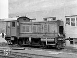 Die von der Firma Kloß in Hannover angemietete Diesellok, ähnlich der DB-Baureihe V 20, stammte vom Fliegerhorst Westerland/Sylt. Die 1941 von der BMAG gebaute WR200 B14 wurde im Juni 1963 für den unfallbedingt ausgefallenen Triebwagen T 2 für 8 Monate angemietet. Im Sommer 1964 verließ sie Niebüll mit unbekanntem Ziel. (09.1963) <i>Foto: Reinhard Todt</i>